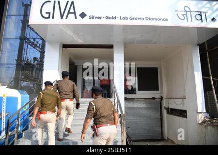 Patna, Inde. 31 janvier 2025. PATNA, INDE - JANVIER 31 : le personnel de police inspecte après butin de bijoux et d'argent de Rs 40 lakhs de la boutique de bijoux Giva par des voleurs d'armes à Saguna More, Danapur le 31 janvier 2025 à Patna, Inde. (Photo de Santosh Kumar/Hindustan Times/Sipa USA) crédit : Sipa USA/Alamy Live News Banque D'Images