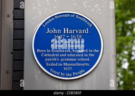 Londres, Royaume-Uni - 3 juin 2024 : une plaque bleue sur Borough High Street, à Southwark, Londres, dédiée à John Harvard - le premier bienfaiteur de Harvard ONU Banque D'Images