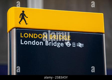 Londres, Royaume-Uni - 3 juin 2024 : un panneau piéton à la gare London Bridge à Londres, Royaume-Uni. Banque D'Images