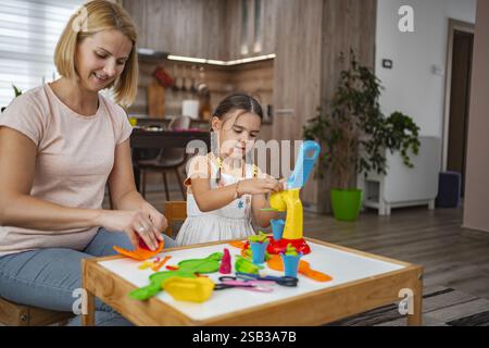 Mère et fille appréciant la plasticine de modelage créative Playtime Banque D'Images