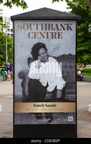 Londres, Royaume-Uni - 3 juin 2024 : une affiche sur la South Bank à Londres, Royaume-Uni, promouvant un concert d'Emeli Sande au Royal Festival Hall, qui aura lieu le 15 Banque D'Images