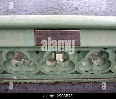 Londres, Royaume-Uni - 3 juin 2024 : une plaque commémorative située sur le pont de Westminster à Londres, Royaume-Uni, en mémoire des victimes de l'attaque terroriste contre Westmins Banque D'Images