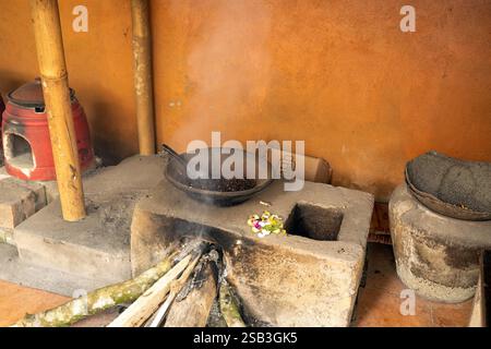 Installation de cuisine rustique traditionnelle avec foyer à bois et outils pour la préparation des aliments. Banque D'Images
