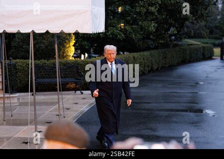 WASHINGTON –– le président Donald Trump embarque à bord de Marine One sur la pelouse sud de la Maison Blanche alors qu’il part pour la base interarmées Andrews le 31 janvier 2025. Le président, vêtu d'un manteau de la marine, a brièvement parlé aux journalistes avant de faire un signe, de faire demi-tour et de marcher vers l'hélicoptère qui a décollé sous un ciel couvert et pluvieux. Depuis joint base Andrews, il embarquera à bord d’Air Force One pour un vol à destination de Palm Beach, en Floride, où il devrait passer le week-end dans son complexe de Mar-a-Lago. (Photo par : Joshua Sukoff/Medill News Service) crédit : Joshua Sukoff/Alamy Live News Banque D'Images
