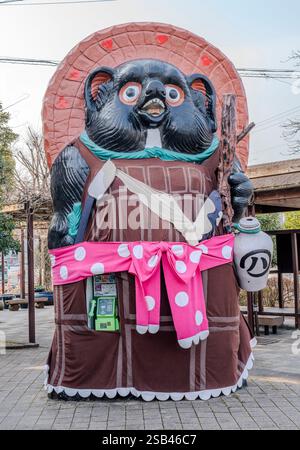 Statue géante de tanuki (chien raton laveur) devant la gare de Shigaraki à Koka, préfecture de Shiga, Japon. Banque D'Images