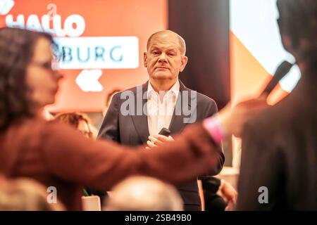 Bundeskanzler Olaf Scholz, Wahlkampfauftritt in Regensburg, stellt sich den Fragen der Bürger, 31. Januar 2025 Deutschland, Ratisbonne, 31. Januar 2025, Bundeskanzler Olaf Scholz, SPD, Wahlkampfveranstaltung abends im Marinaforum, nach seiner Rede stellt sich Scholz den Fragen der Bürger, hört zu, Bundestagswahl am 23. Februar, Bürgerforum, Politiker, Sozialdemokraten, Wahlkampf, Bayern *** le chancelier fédéral Olaf Scholz, comparution à Ratisbonne, répond aux questions des citoyens, 31 janvier 2025 Allemagne, Ratisbonne, 31 janvier 2025, Chancelier fédéral Olaf Scholz, SPD, élection Banque D'Images