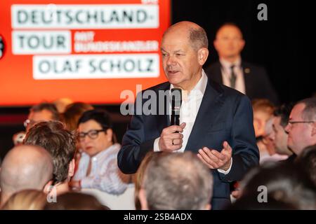 Bundeskanzler Olaf Scholz, Wahlkampfauftritt in Regensburg, stellt sich den Fragen der Bürger, 31. Januar 2025 Deutschland, Ratisbonne, 31. Januar 2025, Bundeskanzler Olaf Scholz, SPD, Wahlkampfveranstaltung abends im Marinaforum, nach seiner Rede stellt sich Scholz den Fragen der Bürger, Bundestagswahl AM 23. Februar, Bürgerforum, Politiker, Sozialdemokraten, Wahlkampf, Bayern *** le chancelier fédéral Olaf Scholz, comparution à Ratisbonne, répond aux questions des citoyens, 31 janvier 2025 Allemagne, Ratisbonne, 31 janvier 2025, Chancelier fédéral Olaf Scholz, SPD, campagne électorale Banque D'Images