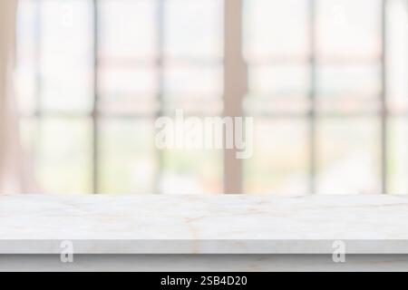 Plateau de table en marbre vide avec fond de rideau de fenêtre flou Banque D'Images