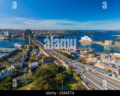 Sydney, Australie - 7 août 2024 : vue aérienne de Circular Quay dans le quartier des affaires de Sydney, avec vue sur Harbour Bridge et Opera House Banque D'Images