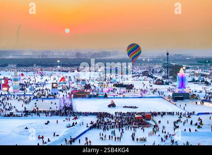 HOHHOT, CHINE - 31 JANVIER 2025 - les touristes se détendent au 4ème Festival de glace et de neige de Hohhot 2025 à Hohhot, Mongolie intérieure, Chine, le 31 janvier 2025. Banque D'Images