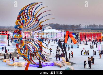 HOHHOT, CHINE - 31 JANVIER 2025 - les touristes se détendent au 4ème Festival de glace et de neige de Hohhot 2025 à Hohhot, Mongolie intérieure, Chine, le 31 janvier 2025. Banque D'Images