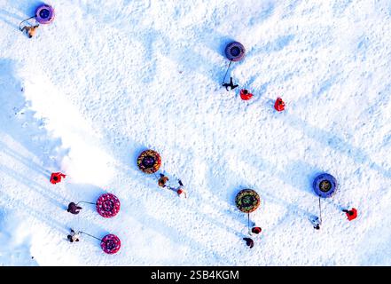 HOHHOT, CHINE - 31 JANVIER 2025 - les visiteurs font l'expérience d'un cercle de neige de jeu au 4e Festival de glace et de neige de Hohhot 2025 à Hohhot, Mongolie intérieure, Chin Banque D'Images