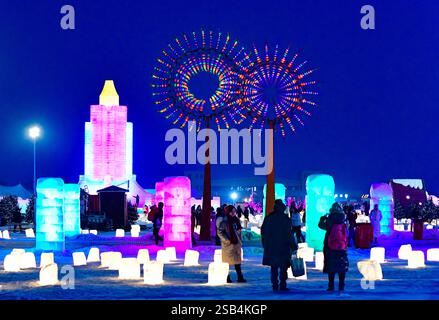 HOHHOT, CHINE - 31 JANVIER 2025 - les touristes voient des lanternes de glace au 4ème Festival de glace et de neige de Hohhot 2025 à Hohhot, Mongolie intérieure, Chine, janvier 31, Banque D'Images