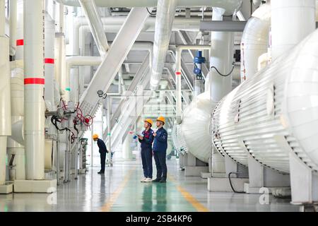 HOHHOT, CHINE - 31 JANVIER 2025 - les employés de la centrale thermique de Jinshan patrouillent devant l'unité à Hohhot, Mongolie intérieure, Chine, 31 janvier 202 Banque D'Images