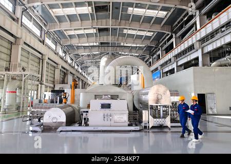 HOHHOT, CHINE - 31 JANVIER 2025 - les employés de la centrale thermique de Jinshan patrouillent devant l'unité à Hohhot, Mongolie intérieure, Chine, 31 janvier 202 Banque D'Images