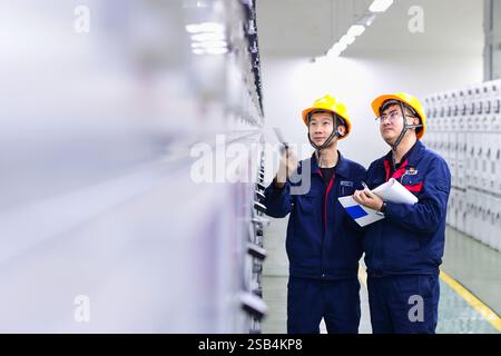 HOHHOT, CHINE - 31 JANVIER 2025 - les employés travaillent dans la salle de sous-station de la centrale thermique de Jinshan à Hohhot, Mongolie intérieure, Chine, 31 janvier 202 Banque D'Images
