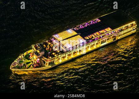 Dîner-croisière fluviale de nuit sur le fleuve Chao Phraya, Bangkok, Thaïlande Banque D'Images