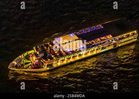 Dîner-croisière fluviale de nuit sur le fleuve Chao Phraya, Bangkok, Thaïlande Banque D'Images