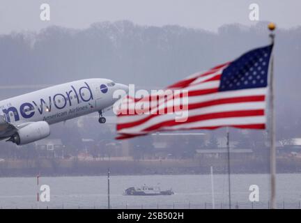 Un avion de passagers s'est écrasé avec un hélicoptère Black Hawk de l'armée à Arlington, va Un avion décolle alors que les équipes de récupération fouillent l'épave d'un avion d'American Airlines sur le fleuve Potomac près de l'aéroport national Ronald Reagan Washington L'aéroport par une journée pluvieuse et venteuse le 31 janvier 2025 à Arlington, Virginie. L'American Eagle Flight, transportant 60 passagers et quatre membres d'équipage, est entré en collision avec un hélicoptère Black Hawk de l'armée américaine transportant trois membres des services américains au-dessus du fleuve Potomac près de l'aéroport national Reagan Washington tard le 29 janvier 2025. Washington DC USA Copyright : xMatrixxImagesx/xGentxShk Banque D'Images