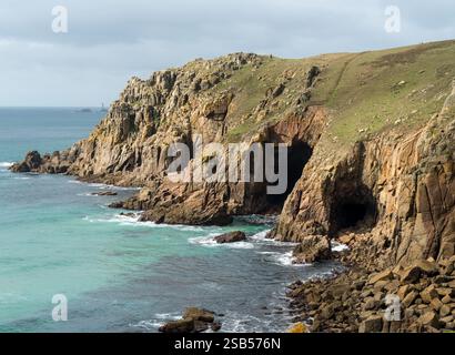Grottes marines et falaises rocheuses et littoral vus depuis le sentier côtier de Cornouailles du Sud à Pendower Coves, Cornouailles, Angleterre, Royaume-Uni Banque D'Images