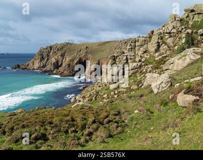 Grottes marines et falaises rocheuses et littoral vus depuis le sentier côtier de Cornouailles du Sud à Pendower Coves, Cornouailles, Angleterre, Royaume-Uni Banque D'Images
