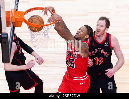 Toronto, Canada. 31 janvier 2025. Dalen Terry (C) des Chicago Bulls dunks lors du match de saison régulière de la NBA 2024-2025 entre les Raptors de Toronto et les Chicago Bulls à Toronto, Canada, le 31 janvier 2025. Crédit : Zou Zheng/Xinhua/Alamy Live News Banque D'Images
