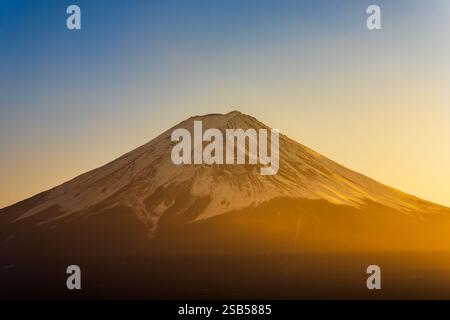 Lumière chaude du coucher du soleil sur le mont Fuji au Japon Banque D'Images