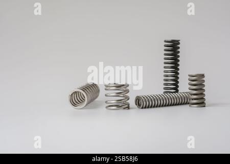 Ressorts métalliques de différents diamètres. Pièces détachées dans l'industrie de la construction de machines. Banque D'Images
