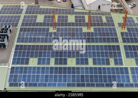 Paysage urbain aérien avec centrale solaire sur le toit dans le centre-ville, tourné dans une lumière brillante de fin de printemps à Windohoek, Namibie, Afrique Banque D'Images