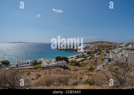 Vue panoramique sur la plage d'Agios Stefanos et la mer Égée à Mykonos en Grèce Banque D'Images