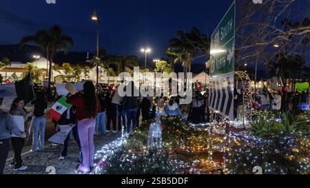 Sanra Barbara, Californie, États-Unis. 31 janvier 2025. Plus de 500 personnes se sont rassemblées sur Milpas Street, dans le Lower East Side de Santa Barbara, pour protester contre les arrestations DE GLACE et les politiques agressives d'immigration du président Trump. Ce qui était prévu comme un petit rassemblement s'est transformé en un rassemblement de masse. Crédit : ZUMA Press, Inc/Alamy Live News Banque D'Images