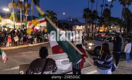 Sanra Barbara, Californie, États-Unis. 31 janvier 2025. Plus de 500 personnes se sont rassemblées sur Milpas Street, dans le Lower East Side de Santa Barbara, pour protester contre les arrestations DE GLACE et les politiques agressives d'immigration du président Trump. Ce qui était prévu comme un petit rassemblement s'est transformé en un rassemblement de masse. Crédit : ZUMA Press, Inc/Alamy Live News Banque D'Images