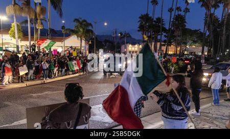 Sanra Barbara, Californie, États-Unis. 31 janvier 2025. Plus de 500 personnes se sont rassemblées sur Milpas Street, dans le Lower East Side de Santa Barbara, pour protester contre les arrestations DE GLACE et les politiques agressives d'immigration du président Trump. Ce qui était prévu comme un petit rassemblement s'est transformé en un rassemblement de masse. Crédit : ZUMA Press, Inc/Alamy Live News Banque D'Images