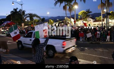 Sanra Barbara, Californie, États-Unis. 31 janvier 2025. Plus de 500 personnes se sont rassemblées sur Milpas Street, dans le Lower East Side de Santa Barbara, pour protester contre les arrestations DE GLACE et les politiques agressives d'immigration du président Trump. Ce qui était prévu comme un petit rassemblement s'est transformé en un rassemblement de masse. Crédit : ZUMA Press, Inc/Alamy Live News Banque D'Images