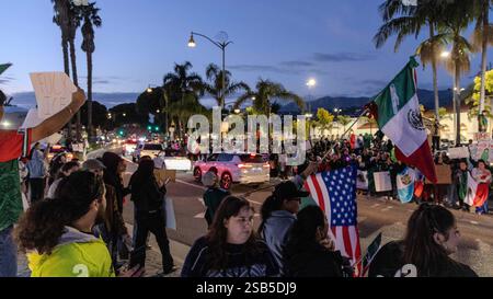 Sanra Barbara, Californie, États-Unis. 31 janvier 2025. Plus de 500 personnes se sont rassemblées sur Milpas Street, dans le Lower East Side de Santa Barbara, pour protester contre les arrestations DE GLACE et les politiques agressives d'immigration du président Trump. Ce qui était prévu comme un petit rassemblement s'est transformé en un rassemblement de masse. Crédit : ZUMA Press, Inc/Alamy Live News Banque D'Images