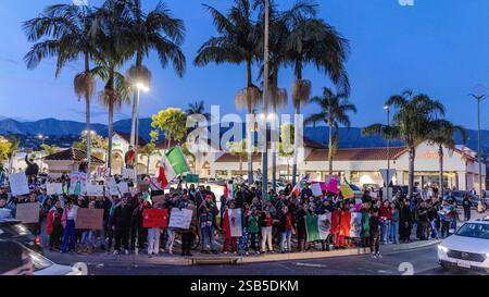 Sanra Barbara, Californie, États-Unis. 31 janvier 2025. Plus de 500 personnes se sont rassemblées sur Milpas Street, dans le Lower East Side de Santa Barbara, pour protester contre les arrestations DE GLACE et les politiques agressives d'immigration du président Trump. Ce qui était prévu comme un petit rassemblement s'est transformé en un rassemblement de masse. Crédit : ZUMA Press, Inc/Alamy Live News Banque D'Images