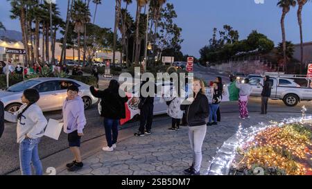 Sanra Barbara, Californie, États-Unis. 31 janvier 2025. Plus de 500 personnes se sont rassemblées sur Milpas Street, dans le Lower East Side de Santa Barbara, pour protester contre les arrestations DE GLACE et les politiques agressives d'immigration du président Trump. Ce qui était prévu comme un petit rassemblement s'est transformé en un rassemblement de masse. Crédit : ZUMA Press, Inc/Alamy Live News Banque D'Images