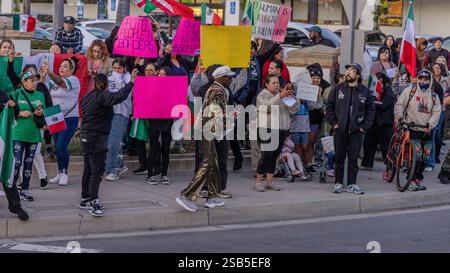 Sanra Barbara, Californie, États-Unis. 31 janvier 2025. Plus de 500 personnes se sont rassemblées sur Milpas Street, dans le Lower East Side de Santa Barbara, pour protester contre les arrestations DE GLACE et les politiques agressives d'immigration du président Trump. Ce qui était prévu comme un petit rassemblement s'est transformé en un rassemblement de masse. Crédit : ZUMA Press, Inc/Alamy Live News Banque D'Images