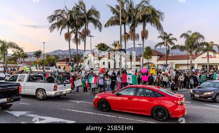 Sanra Barbara, Californie, États-Unis. 31 janvier 2025. Plus de 500 personnes se sont rassemblées sur Milpas Street, dans le Lower East Side de Santa Barbara, pour protester contre les arrestations DE GLACE et les politiques agressives d'immigration du président Trump. Ce qui était prévu comme un petit rassemblement s'est transformé en un rassemblement de masse. Crédit : ZUMA Press, Inc/Alamy Live News Banque D'Images