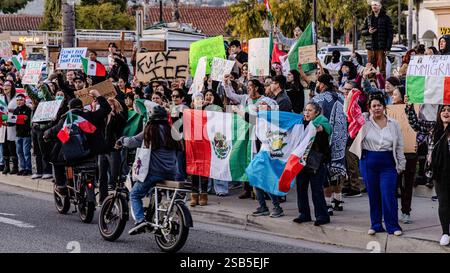 Sanra Barbara, Californie, États-Unis. 31 janvier 2025. Plus de 500 personnes se sont rassemblées sur Milpas Street, dans le Lower East Side de Santa Barbara, pour protester contre les arrestations DE GLACE et les politiques agressives d'immigration du président Trump. Ce qui était prévu comme un petit rassemblement s'est transformé en un rassemblement de masse. Crédit : ZUMA Press, Inc/Alamy Live News Banque D'Images