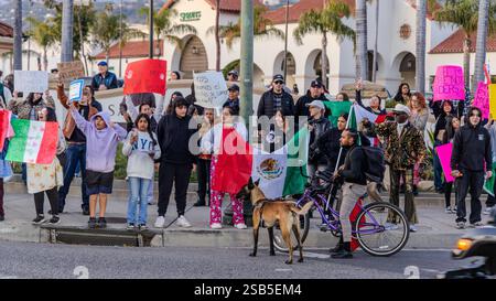 Sanra Barbara, Californie, États-Unis. 31 janvier 2025. Plus de 500 personnes se sont rassemblées sur Milpas Street, dans le Lower East Side de Santa Barbara, pour protester contre les arrestations DE GLACE et les politiques agressives d'immigration du président Trump. Ce qui était prévu comme un petit rassemblement s'est transformé en un rassemblement de masse. Crédit : ZUMA Press, Inc/Alamy Live News Banque D'Images