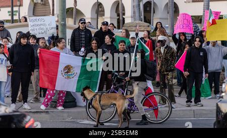 Sanra Barbara, Californie, États-Unis. 31 janvier 2025. Plus de 500 personnes se sont rassemblées sur Milpas Street, dans le Lower East Side de Santa Barbara, pour protester contre les arrestations DE GLACE et les politiques agressives d'immigration du président Trump. Ce qui était prévu comme un petit rassemblement s'est transformé en un rassemblement de masse. Crédit : ZUMA Press, Inc/Alamy Live News Banque D'Images