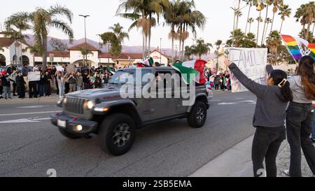 Sanra Barbara, Californie, États-Unis. 31 janvier 2025. Plus de 500 personnes se sont rassemblées sur Milpas Street, dans le Lower East Side de Santa Barbara, pour protester contre les arrestations DE GLACE et les politiques agressives d'immigration du président Trump. Ce qui était prévu comme un petit rassemblement s'est transformé en un rassemblement de masse. Crédit : ZUMA Press, Inc/Alamy Live News Banque D'Images