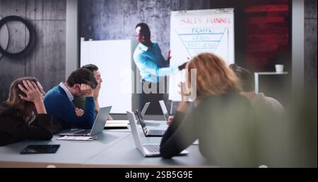 Hommes d'affaires endormis pendant la présentation de vidéo conférence en ligne longue et ennuyeuse. Banque D'Images