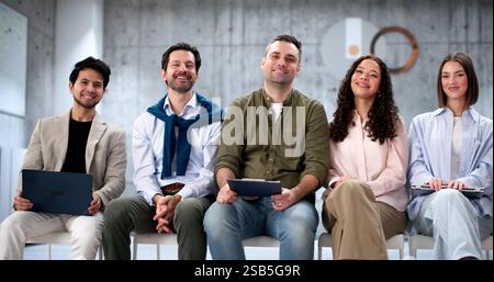 Heureuse équipe multiculturelle de cadres dans une réunion de bureau réussie Banque D'Images
