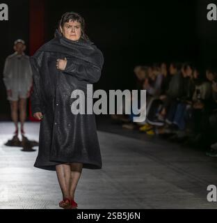 V&A, LONDRES, ROYAUME-UNI. 31 janvier 2025. Mode en mouvement : Eden Loweth x Maggi Hambling. Les défilés gratuits présentent une nouvelle collection évocatrice créée par le designer Eden Loweth en réponse au travail de l’artiste Maggi Hambling. La vitrine réunit le dynamisme des peintures de Hambling avec l'individualité des dessins de Loweth pour refléter l'esprit rebelle partagé qui sous-tend leurs processus créatifs. Maggi Hambling est considérée comme l’une des plus grandes artistes du Royaume-Uni, et son travail est conservé dans des collections publiques du monde entier. Eden Loweth a acquis une renommée en tant que co-fondatrice de l'ÉCOLE D'ART, une ÉCOLE sans genre Banque D'Images