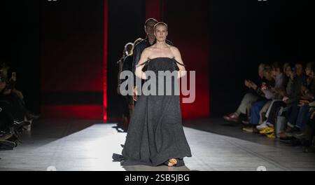 V&A, LONDRES, ROYAUME-UNI. 31 janvier 2025. Mode en mouvement : Eden Loweth x Maggi Hambling. Les défilés gratuits présentent une nouvelle collection évocatrice créée par le designer Eden Loweth en réponse au travail de l’artiste Maggi Hambling. La vitrine réunit le dynamisme des peintures de Hambling avec l'individualité des dessins de Loweth pour refléter l'esprit rebelle partagé qui sous-tend leurs processus créatifs. Maggi Hambling est considérée comme l’une des plus grandes artistes du Royaume-Uni, et son travail est conservé dans des collections publiques du monde entier. Eden Loweth a acquis une renommée en tant que co-fondatrice de l'ÉCOLE D'ART, une ÉCOLE sans genre Banque D'Images