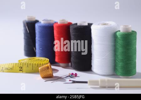 Fils, mètre, dé à coudre. Gros plan. Ensemble de couture. Copier l'espace Banque D'Images