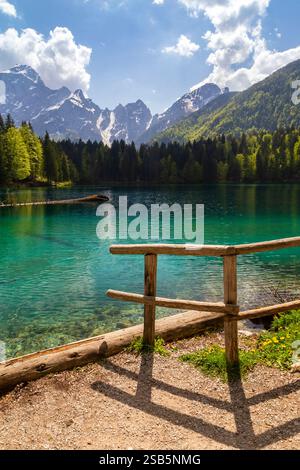 Vue sur le parc naturel supérieur des lacs Fusine, Tarvisio, province d'Udine, Friuli Venezia Giulia, Italie. Banque D'Images