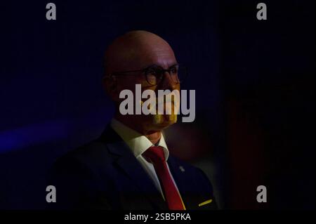 Politboxen à Rendsburg Politboxen à Rendsburg. Hier : Kurt Kleinschmidt, Politiker AFD, Landesvorsitzender seiner Partei in Schleswig-Holstein sowie Spitzenkandidat für die Bundestagswahl 2025. Aufnahme vom 31.01.2025, Rendsburg *** Politboxes in Rendsburg Politboxes in Rendsburg ici Kurt Kleinschmidt, politicien AFD , président d'état de son parti dans le Schleswig Holstein et premier candidat pour les élections fédérales de 2025 enregistrées le 31 01 2025, Rendsburg Banque D'Images